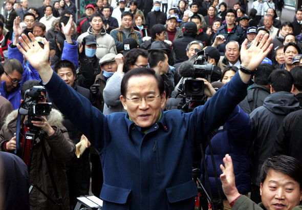 이회창 무소속 후보가 18일 오전 서울 영등포역 앞에서 유권자들에게 지지를 호소하며 두 팔을 들어보이고 있다. 김종수 기자 <A href="mailto:jongsoo@hani.co.kr">jongsoo@hani.co.kr</A>