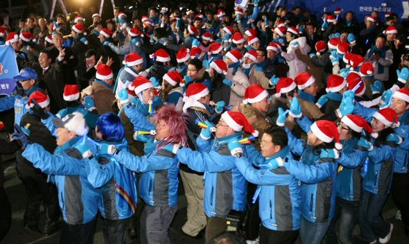 제17대 대통령 선거 투표가 완료된 19일 오후 6시 서울 여의도 한나라당 당사에 모인 이명박 후보 지지자들이 각 방송국의 출구조사 결과를 확인한 뒤 ‘이명박’ 을 연호하며 기뻐하고 있다. (서울=연합뉴스)