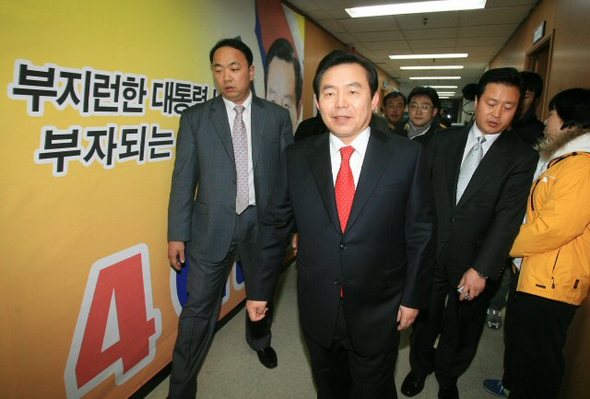 19일 오후 출구조사 결과가 1% 미만으로 나타나자 민주당 이인제 후보가 상황실을 들르지도 않고 조용히 여의도 민주당사를 떠나고 있다. (서울=연합뉴스)