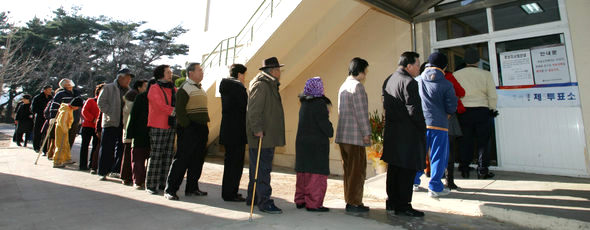 차례 기다리는 유권자들 / 경북 포항시 북구 흥해읍 흥해서부초등학교에 마련된 흥해 제3투표소에서 유권자들이 투표소 밖까지 길게 줄지어 서서 차례를 기다리고 있다. 포항/강창광 기자<A href="mailto:chang@hani.co.kr">chang@hani.co.kr</A>