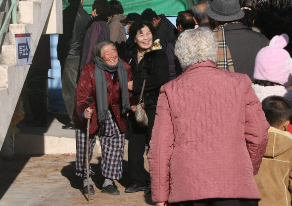 “오셨어요?” 반가운 인사 / 경북 포항 흥해읍 주민들이 투표소에서 투표를 마치고 나오다 이웃을 만나 반갑게 인사하고 있다. 포항/강창광 기자<A href="mailto:chang@hani.co.kr">chang@hani.co.kr</A>