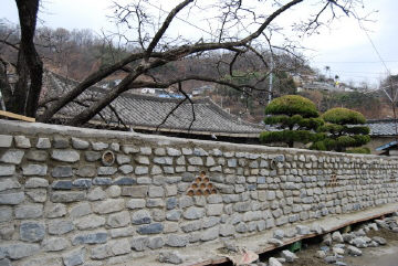 전주 한옥마을의 담장이 돌담으로 바뀐 모습. 한옥마을보존협의회 제공