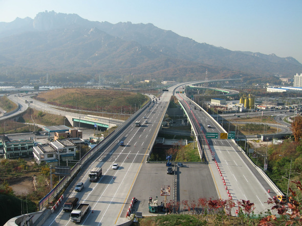 경기 의정부 나들목에서 일산새도시 방향으로 서울외곽순환도로가 시원스럽게 뚫려 있다. 총길이 127.5㎞의 이 도로는 경기 남·북부를 연결하고 있는데 착공 17년 만인 오는 28일 완전 개통된다. ㈜서울고속도로 제공
