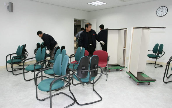 이명박 당선자의 대통령지 인수위원회가 입주할 예정인  서울 삼청동 한국금융연수원 건물에서 23일 오후 직원들이 짐을 옮기고 있다. 이종근 기자 root2@hani.co.kr