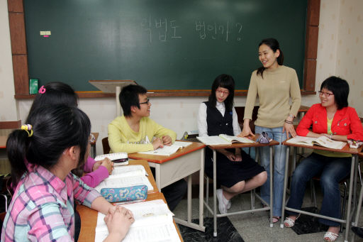 논술 전문강사는 논술문 작성 능력을 비롯해 첨삭 및 평가 능력, 수업 전개 능력 등 종합적인 능력을 필수적으로 갖춰야 한다. 사진은 서울의 한 논술 학원에서 토론이 벌어지고 있는 모습. 이정아 기자 <A href="mailto:leej@hani.co.kr">leej@hani.co.kr</A>