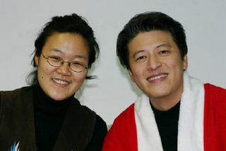 ‘몰래 산타’ 행사 홍보모델인 탤런트 권해효(오른쪽)씨와 함께 한 윤희숙(왼쪽) 운영위원장. 한국청년봉사연합회 제공