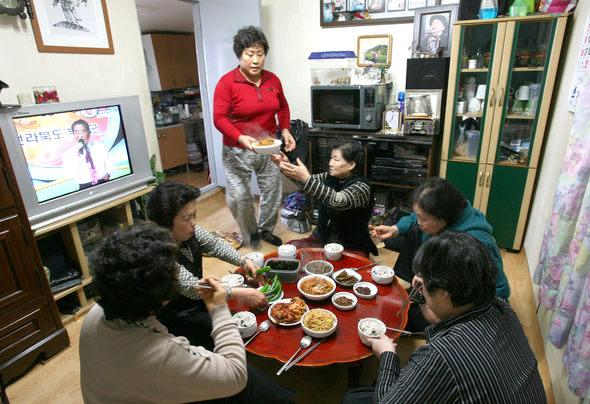 서울 성북2동 주민들이 지난 23일 김정숙 통장 집에 모여 점심밥을 먹고 있다. 재개발이 진행되면, 어려운 가운데서도 정을 나누며 사는 이곳의 공동체도 사라질 처지에 놓이게 된다. 이종근 기자 <A href="mailto:root2@hani.co.kr">root2@hani.co.kr</A>