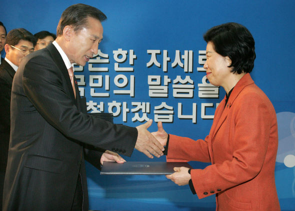 이명박 대통령 당선자가 26일 오후 서울 삼청동 금융연수원에 마련된 대통령직 인수위원회에서 이경숙 인수위원장에게 임명장을 주고 있다.국회사진기자단