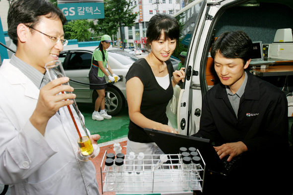 정유사의 품질관리 경쟁이 뜨겁다. 지에스칼텍스의 ‘킥스 품질서비스차량’이 주유소에서 품질 테스트를 하는 모습. 지에스칼텍스 제공