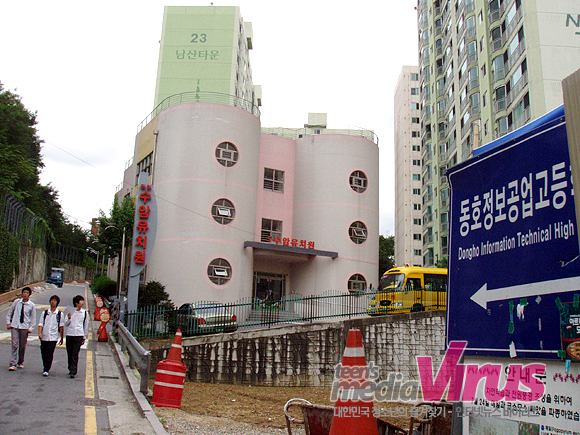 2002년 동호공고 주변에 ‘남산타운’이라는 대규모 아파트단지가 생기면서 동호공고를 이전하고 초등학교를 설립해 달라는 민원이 끊이지 않았다.  ⓒ 인터넷뉴스 바이러스