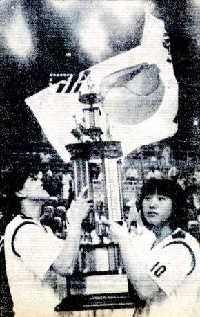 한국여자농구대표팀 정미라(오른쪽)가 1980년 9월21일 홍콩에서 열린 아시아여자농구선수권대회 결승에서 중국을 101-68, 33점 차로 대파한 뒤 주장 강현숙(왼쪽)과 우승트로피를 들어올리고 있다.(사진은 당시 정미라씨 팬이 만든 신문스크랩 자료)