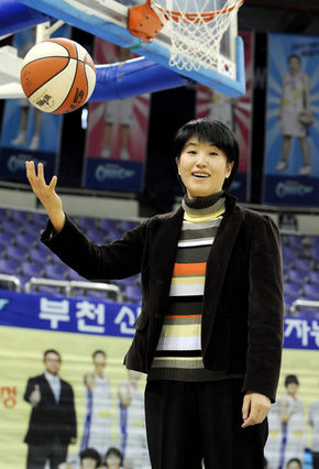 정미라씨는 최근 한국여자농구연맹(WKBL) 경기감독관으로 활동중이다. 사진제공 WKBL.