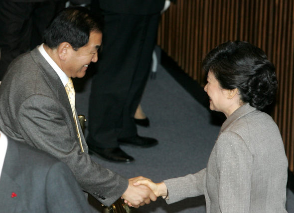 한동안 당 행사는 물론 국회에도 모습을 드러내지 않던 박근혜 전 한나라당 대표가 28일 오후 국회 본회의장에 나와 이재오 전 최고위원과 악수하고 있다. 강재훈 선임기자 <A href="mailto:khan@hani.co.kr">khan@hani.co.kr</A>