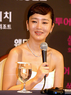 28일 강원도 양양 대명솔비치리조트에서 결혼식을 올린 탤런트 이승연씨가 결혼식에 앞서 가진 기자회견에서 취재진들의 질문에 답하고 있다. 양양/연합뉴스