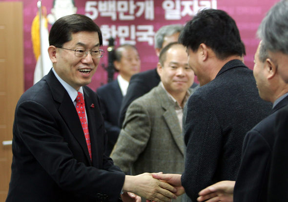 문국현 창조한국당 대표가 29일 오후 서울 여의도 당사에서 열린 시·도당위원장 연석회의에서 참석자들과 인사하고 있다. 김경호기자 <A href="mailto:jijae@hani.co.kr">jijae@hani.co.kr</A>