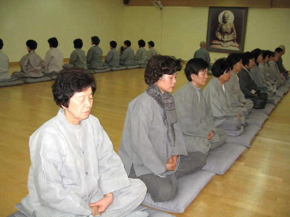 지난 27일 오후 봉은사 선방에서 선방에서 성묵 스님과 함께 참선 중인 재가자들.