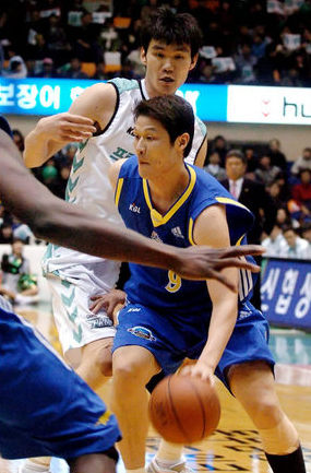 국내선수 득점 2위에 올라있는 이규섭은 폭발적인 3점슛으로 팀의 버팀목 구실을 하고 있다. 사진은 지난 30일 원주 동부와 경기에서 골밑 돌파를 하고 있는 이규섭. 사진 KBL 제공
