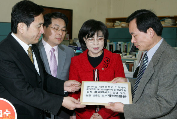 심재철 한나라당 원내수석부대표(맨왼쪽)와 의원들이 31일 오전 국회 의안과에 이명박 특검법 개정법률안을 제출하고 있다. 강재훈 선임기자 <A href="mailto:khan@hani.co.kr">khan@hani.co.kr</A>
