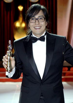 30일 밤 여의도 MBC 공개홀에서 생방송으로 진행된 ‘2007 MBC 연기대상’ 시상식에서 영예의 대상을 수상한 배용준이 밝게 웃고 있다. 연합뉴스