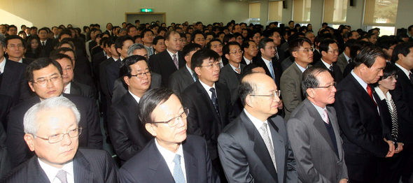 1일 오전 서울 삼청동 대통령직 인수위 사무실서 열린 시무식에서, 인수위원과 인수위에 파견된 정부 부처 공무원들이 이명박 당선인의 인사말을 듣고 있다. 사진공동취재단  