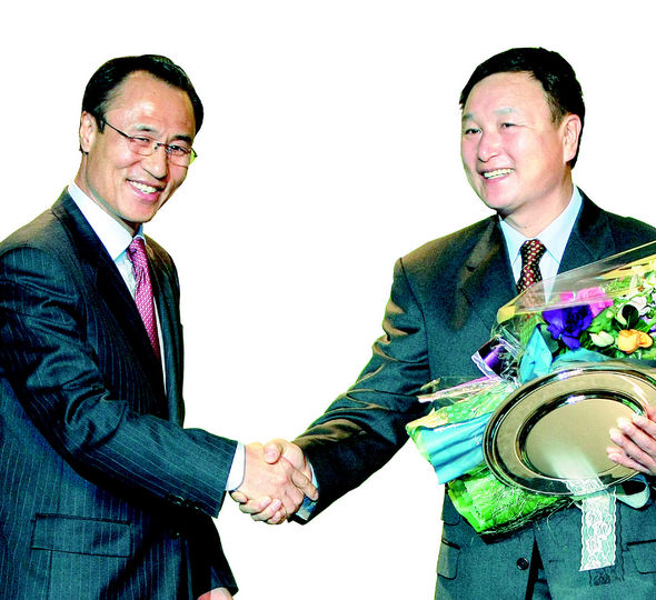 박성화 감독(왼쪽)과 허정무 감독(오른쪽)이 악수하는 모습. 사진 스포츠서울 제공