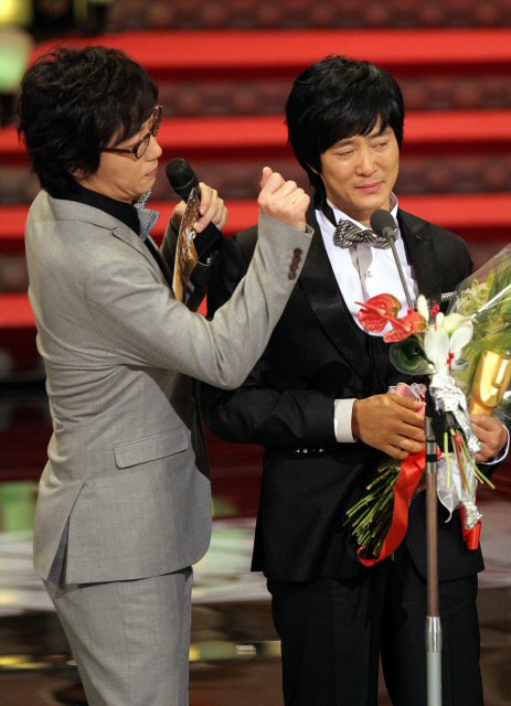 31일 밤 여의도 KBS홀에서 생방송으로 진행된 ‘2007 KBS 연기대상‘ 시상식에서 대상을 수상한 탤런트 최수종이 눈물을 흘리자 MC를 맡은 탁재훈이 눈물을 닦아주고 있다. (서울=연합뉴스)