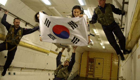 러시아에서 비행기를 타고 무중력 적응 훈련을 받고 있는 고산씨.