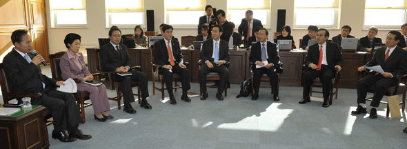 이명박 대통령 당선인이 2일 오후 서울 삼청동 인수위 회의실에서 열린 민관 경제연구원장 초청 간담회에서 인사말을 하고 있다. 사진공동취재단