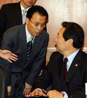 “잘 부탁합니다” / 김희범 국정홍보처 정책홍보관리실장(왼쪽)이 3일 오전 서울 삼청동 경남대 극동문제연구소 대회의실에서 부처 업무보고를 하기에 앞서 맹형규 인수위 기획조정분과 간사에게 인사하고 있다. 사진공동취재단