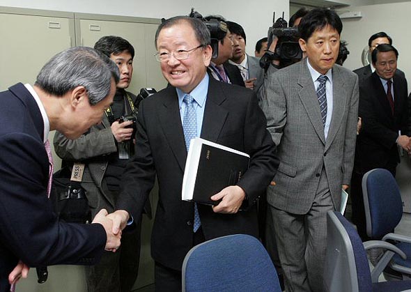 3일 서울 삼청동 대통령직 인수위원회에서 열린 금융감독위원회 업무보고에서 인수위 강만수 경제1분과 간사(가운데)가 전홍렬 금융감독원 부원장과 악수하고 있다. 연합뉴스