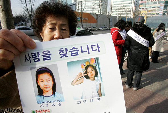 올해초 경기도 안양시 동안구 범계역에서 안양지역 초등학교 교사들이 실종된 이혜진양과 우예슬양을 찾는 전단을 시민들에게 배포하고 있다. 안양/연합뉴스 올해초 경기도 안양시 동안구 범계역에서 안양지역 초등학교 교사들이 실종된 이혜진양과 우예슬양을 찾는 전단을 시민들에게 배포하고 있다. 안양/연합뉴스