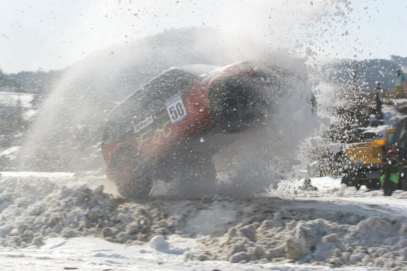 눈으로 만든 트랙을 질주하는 이색 모터스포츠인 ‘스노우 카 레이스대회’(www.korearally.co.kr)가 20일 강원도 평창군 ‘바람마을 스노우파크’ 특설코스에서 열린다. 사진 코리아랠리위원회 제공