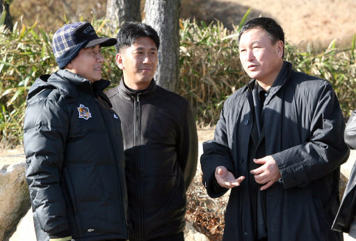 ‘대표팀 선수 차출, 도와주세요!’ 허정무(오른쪽) 축구대표팀 감독이 4일 프로축구 울산 현대 훈련캠프인 울산시 서부구장을 방문해 김정남(왼쪽) 감독에게 대표팀 선수차출에 대한 협조를 구하고 있다. 가운데는 박태하 대표팀 코치. 울산/연합뉴스
