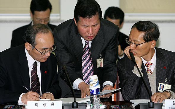 대통령직인수위원회 보건복지부 업무보고가 열린 7일 오전 서울 삼청동 인수위 대회의실에서 이상용 사회복지정책본부장(왼쪽)과 김용현 저출산고령사회정책본부장 (오른쪽) 등 관계자들이 업무보고 준비를 하고 있다. 연합뉴스