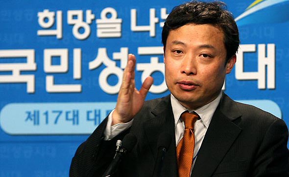 대통령직 인수위원회 곽승준 기획조정분과 위원이 7일 오후 서울 삼청동 인수위 브리핑실에서 최대 국책은행인 산업은행의 민영화 추진을 발표하고 있다. 연합뉴스