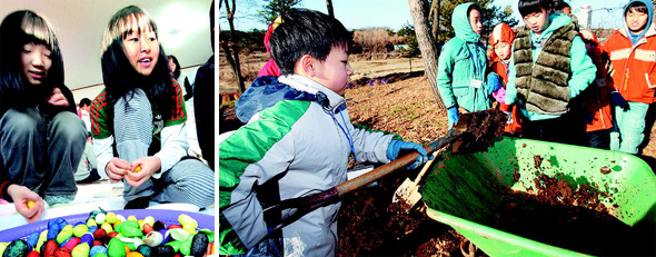 지난달 8일 경기도 화성시 이화3리에서 열린 농촌문화체험캠프에 참가한 학생들이 누에고치를 염색해 집이나 꽃모양 등을 만드는 고치공예(왼쪽)와 거름내기 체험을 하고 있다.