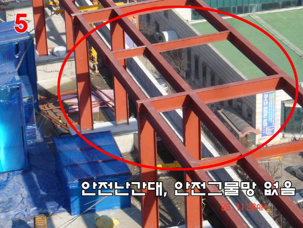 민주노총 충북지역본부가 지적한 안전 조처 의무 위반 현장 사례.민주노총 충북지역본부 제공.