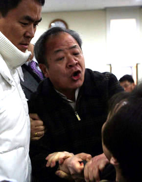 한국타이어 노동자 집단 사망사고에 대한 역학조사 2차 설명회가 열린 8일 오후 대전 유성구 산업안전보건연구원에서 한 유가족이 한국타이어 직원의 멱살을 잡고 조사결과에 항의하고 있다. 대전/신소영 기자 <A href="mailto:viator@hani.co.kr">viator@hani.co.kr</A>