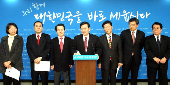 강삼재(가운데) ‘자유신당’ 창당기획단장이 8일 서울 중구 남대문로 단암빌딩에서 이회창 전 한나라당 총재가 추진하는 보수신당의 당명을 ‘자유신당’이라고 발표한 뒤 기자들의 질문에 답하고 있다. 연합뉴스