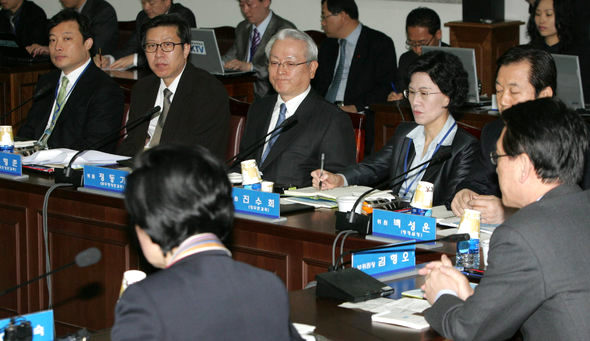 대통령직 인수위 각 분과 간사들이 9일 오전 서울 삼청동 인수위 대회의실에서 열린 간사단회의에서 이경숙 인수위원장(맨 앞 뒷모습)의 인사말을 듣고 있다. 김종수 기자 jongsoo@hani.co.kr