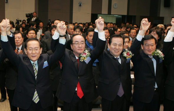 이회창 전 총리 등 자유신당(가칭) 창당발기인들이 10일 오전 서울 언론회관 국제회의장에서 열린 창당발기인대회에서 손을 맞잡아 든 채 인사하고 있다. 강재훈 선임기자 <A href="mailto:khan@hani.co.kr">khan@hani.co.kr</A>