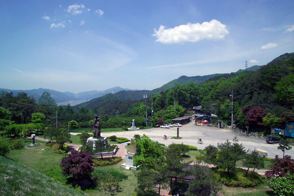 박달재 터널이 뚫리면서 명성이 바랬으나 조각 공원 등 관광 명소로 부활하고 있는 박달재. 그러나 제천시가 휴양 시설을 추진하면서 주민들과 마찰을 빚어 울고 있는 박달재가 되고 있다. 제천시 제공