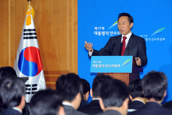 이명박 대통령 당선인이 14일 오전 서울 삼청동 인수위원회 대회의실에서 새해 기자회견을 하고 있다. 사진공동취재단