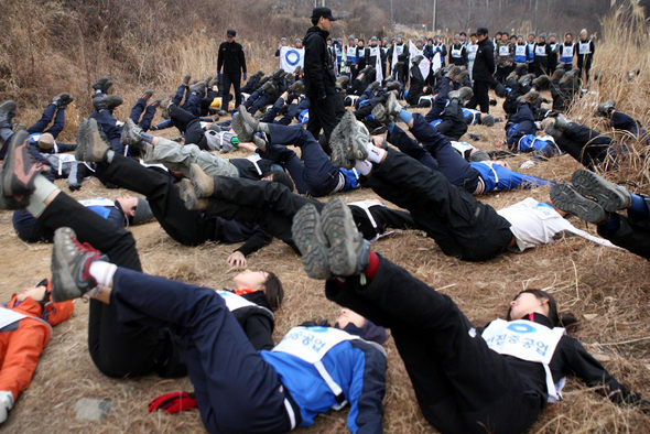 한진중공업 신입사원 100여명이 14일 경북 청도군 운문산에서 유격체조를 하고 있다. 이들은 새내기 직장인으로 거듭나기 위해 2박3일 일정으로 겨울산행을 하며 극기훈련을 받았다.부산/연합뉴스