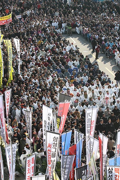 충남 태안 기름유출 사고로 양식장에 피해를 입은 것을 비관해 음독자살한 고 이영권씨의 장례식이 14일 태안군청에서 군민장으로 진행되고 있다. 태안/김진수 기자 jsk@hani.co.kr