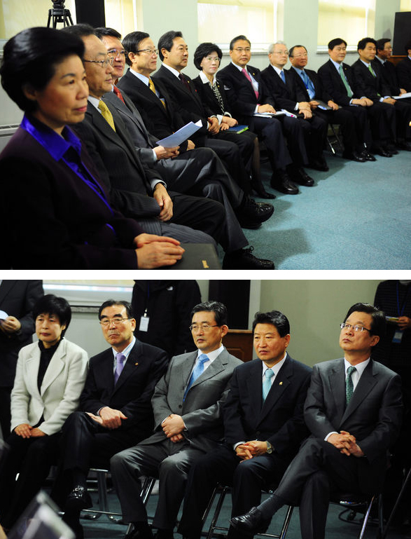 이경숙 인수위원장 등 인수위원들(위 사진)과 강재섭 대표 등 한나라당 당직자들(아래 사진)이 14일 오전 서울 삼청동 인수위에서 이명박 당선인의 새해 기자회견을 지켜보고 있다. 사진공동취재단