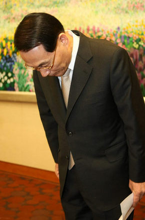 김만복 국가정보원장이 15일 오후 서울 내곡동 국가정보원에서 기자회견을 열고, 자신과 김양건 북한 통일전선부장의 대화록을 스스로 언론에 전달한 책임을 지고 사의를 밝힌 뒤 고개 숙여 인사하고 있다. 김명진 기자 <A href="mailto:littleprince@hani.co.kr">littleprince@hani.co.kr</A>