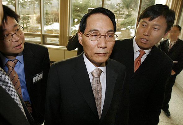 김만복 국정원장과 김양건 북한 노동당 통일전선부장 간의 대화록 유출 사건과 관련, 김만복 국정원장이 15일 오후 내곡동 국정원에서 사퇴 기자회견을 마친 뒤 회견장을 나서고 있다. 연합뉴스