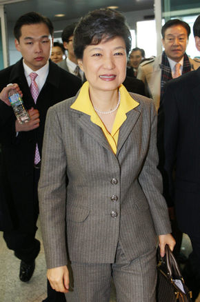 이명박 당선인의 중국특사로 베이징을 방문하는 박근혜 전 한나라당 대표가 16일 오후 인천공항 출국장으로 들어서고 있다. 인천공항/국회사진기자단