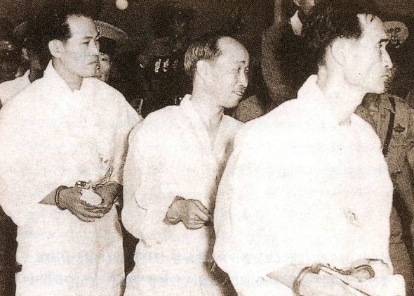 1961년 8월28일 민족일보 사건으로 혁명재판에 회부돼 법정에 들어서는 조용수 민족일보사 사장(왼쪽부터), 송지영, 안신규. 대한민국 정부기록 사진집